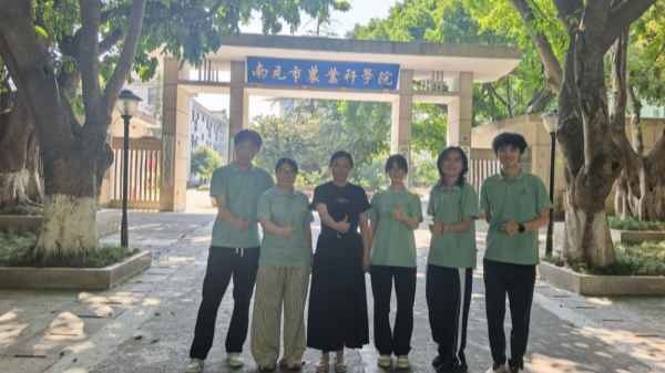 图 1 团队在曾召琼老师的带领下进入南充市农业科公司_副本.png